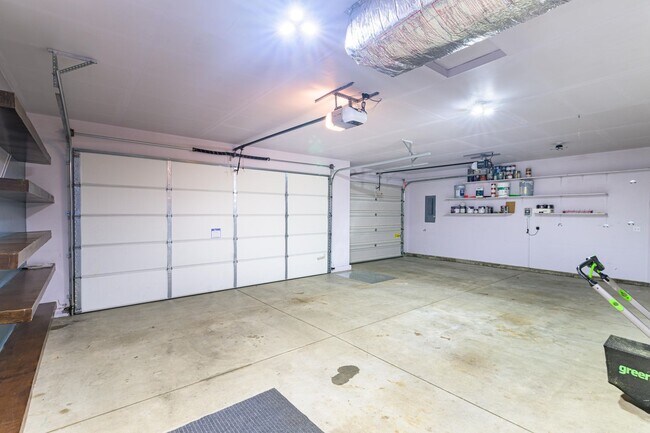 Building Photo - Private Oasis with Panoramic Mountain Views – 4 BR Plus Bonus Room / Office