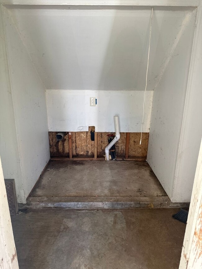 Building Photo - $1,800.00 Move-In-Special