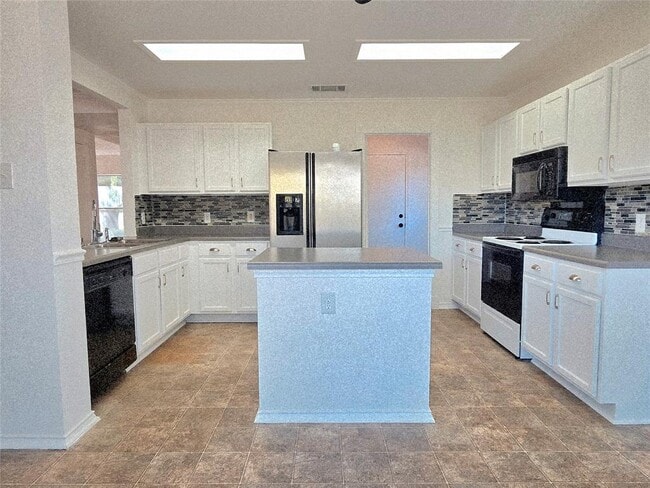 Building Photo - 1002 Keeshond Pl