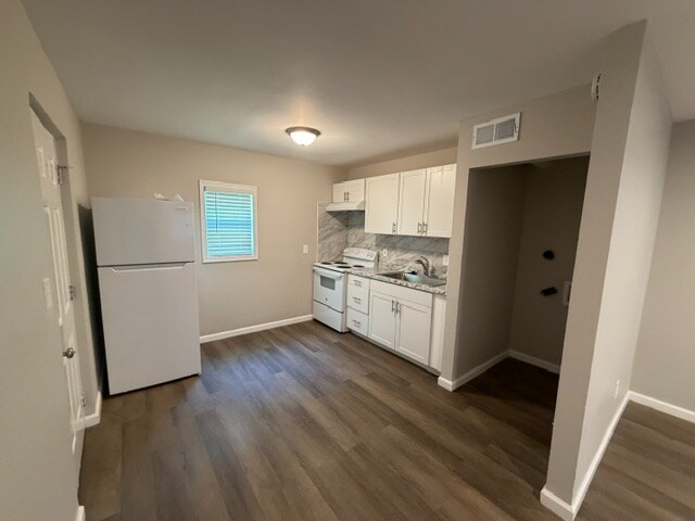 Building Photo - Room in Apartment on Gresham Park Dr