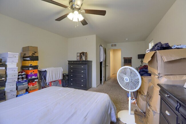 Building Photo - Furnished 3 bedroom townhome