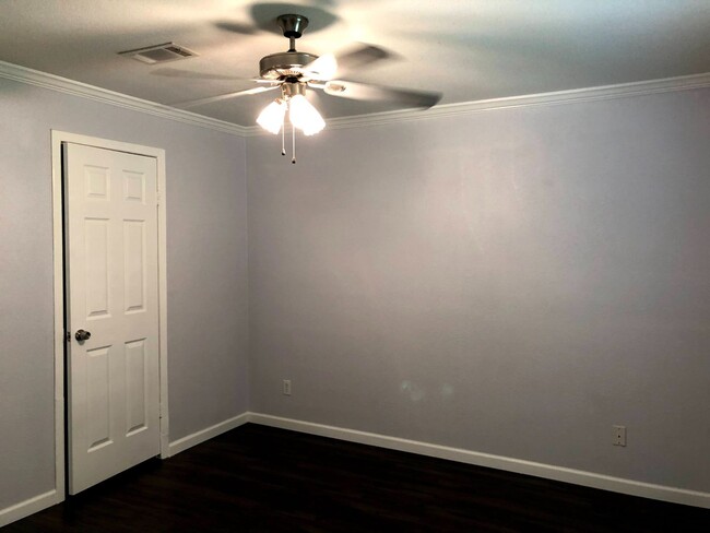 Building Photo - Room For Rent