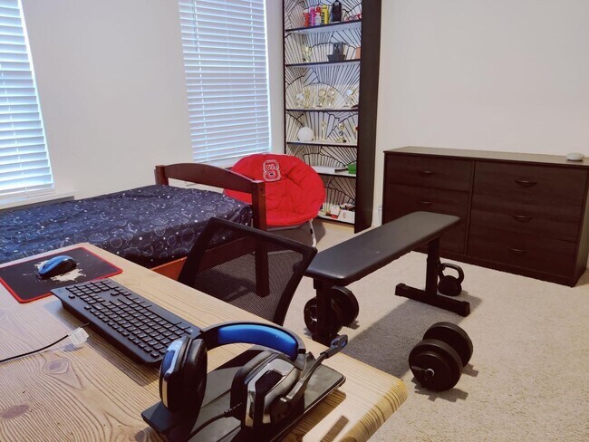 Building Photo - 4 Bedroom Townhome for Rent Apex