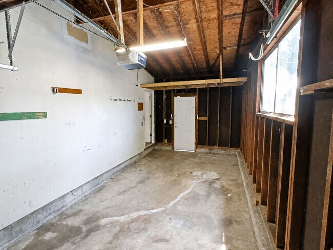 Building Photo - 10220 Doane Dr