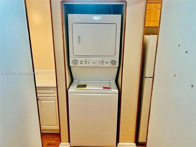 Building Photo - 1021 Mockingbird Ln