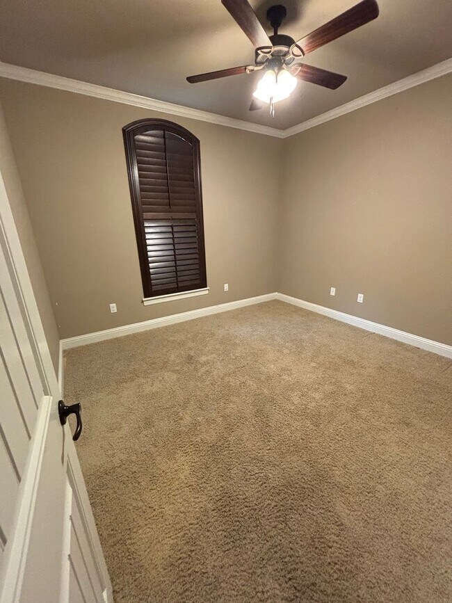 Building Photo - Large 4 Bedroom Home in Benton