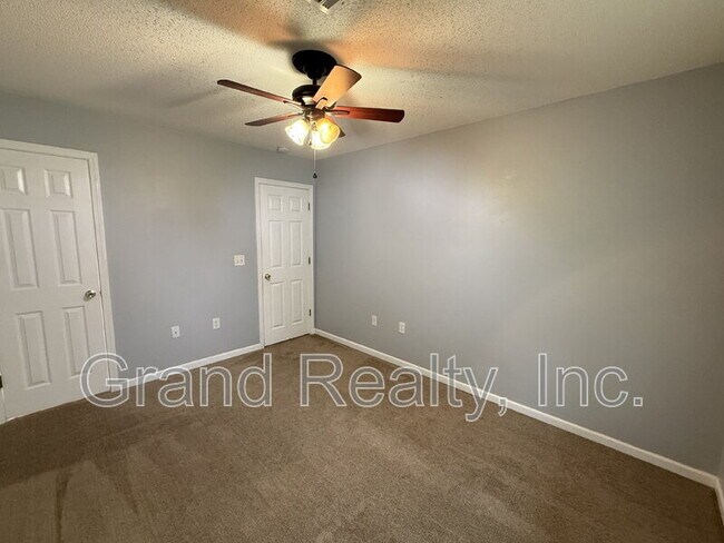 Building Photo - 1015 Peakview Dr