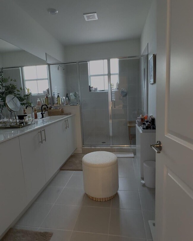 Building Photo - 2415 SE 23rd Rd