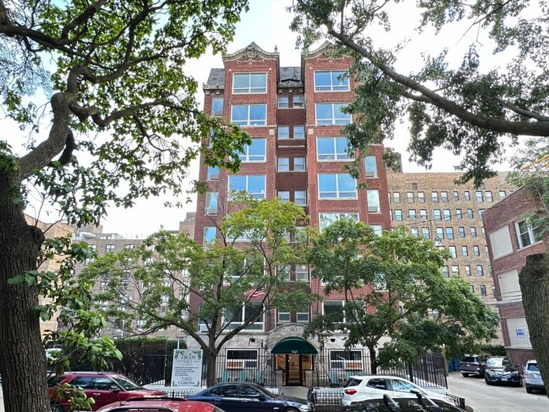 Primary Photo - 941 W Carmen Ave