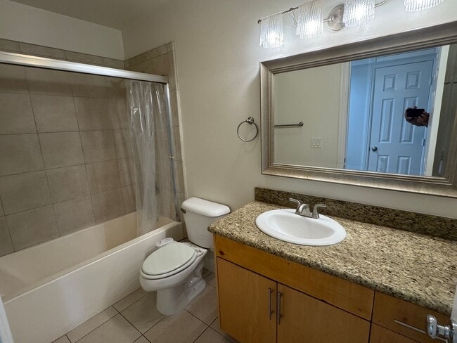 Building Photo - 2 Bedroom Townhome Remodeled
