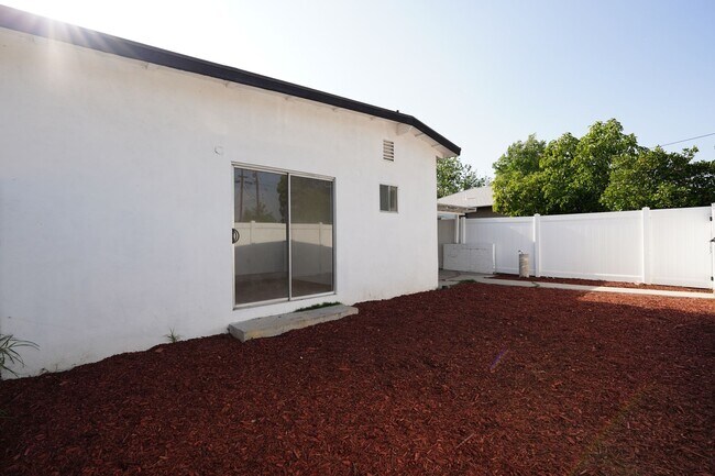 Building Photo - 1443 N Riverside Ave