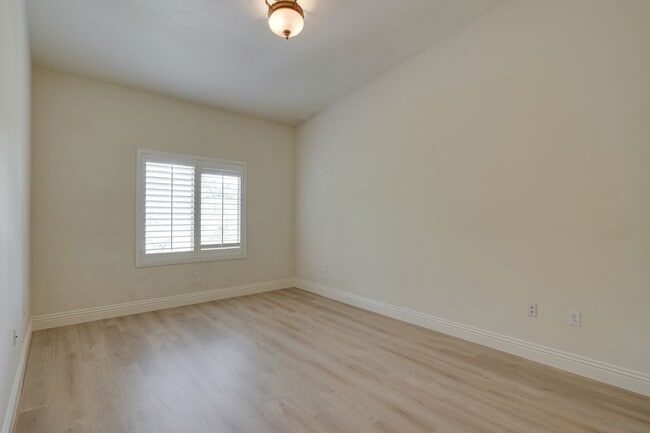 Building Photo - Charming 3 Bedroom Rental with Fireplace, ...
