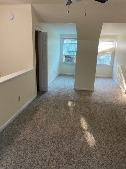 Building Photo - 1174 N Vermont St