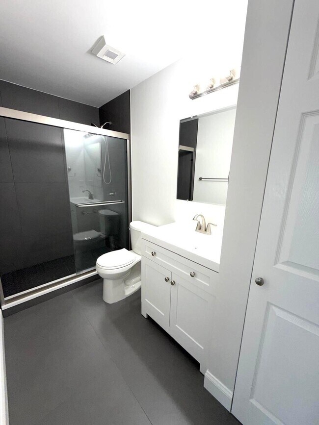 Building Photo - 8 Bergen Ridge Rd