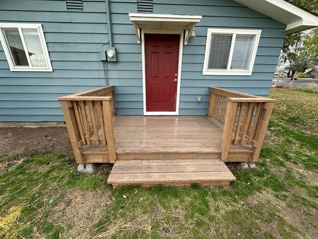 Primary Photo - Nice home for rent in Metolius!