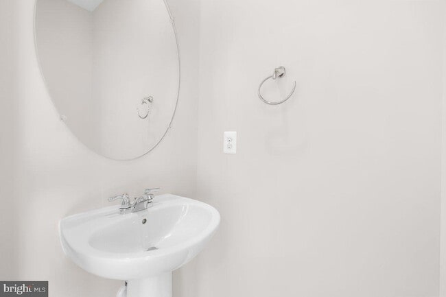 Building Photo - 569 Seeback Dr