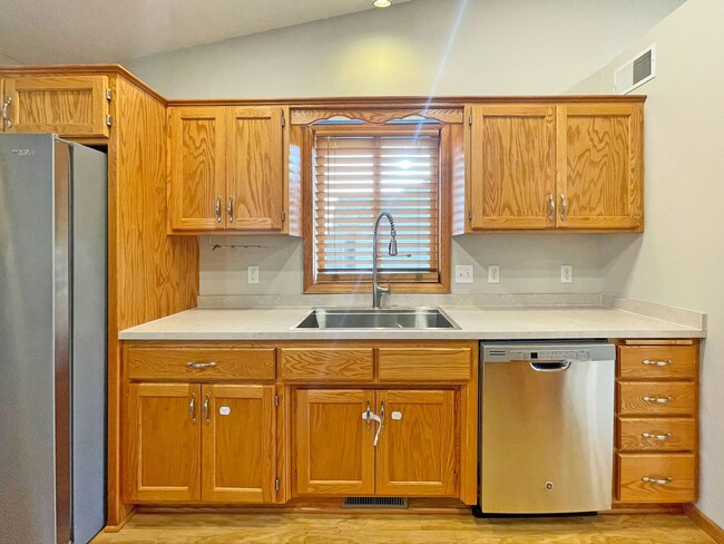 Building Photo - Lovely Modern Home has Vaulted Ceilings, 3...