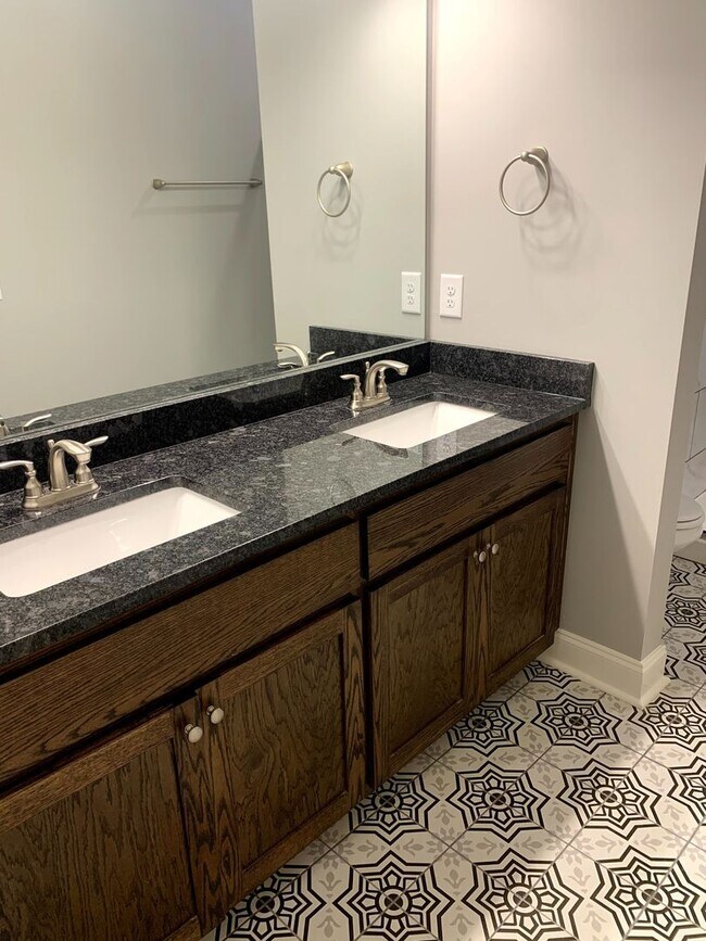 Building Photo - Convenient 3BR/2BA Townhome with Garage & Lawn Care Included