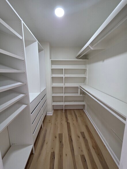 Building Photo - 647 Serramonte Dr