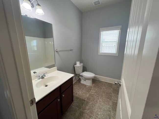 Building Photo - 204 Arden Dr