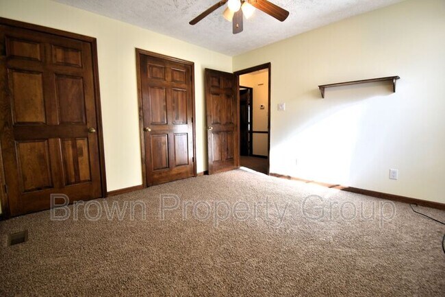 Building Photo - 901 Fredonia Dr
