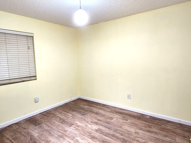 Building Photo - 4 bedroom, 2 bath in Ocotillo subdivision