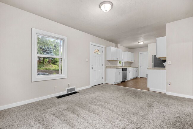 Building Photo - 2 Bedroom for Rent in Des Moines
