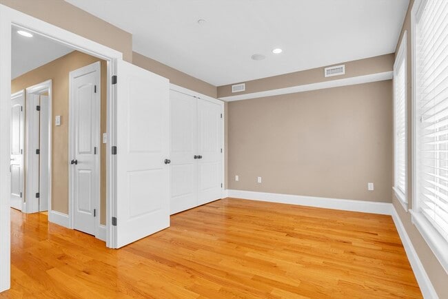 Building Photo - 83 Dresser St