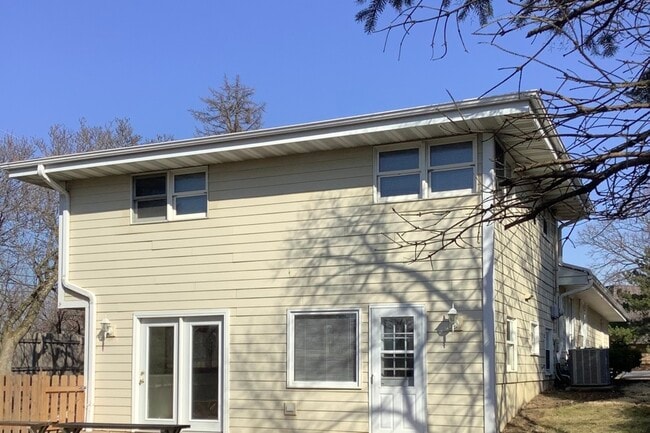 Building Photo - 534 N Adams St