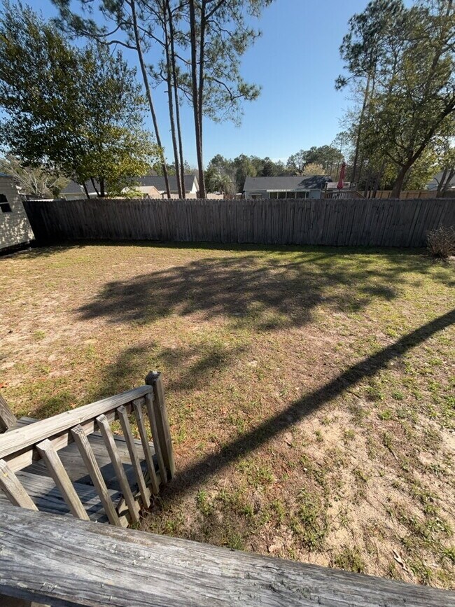 Building Photo - Pet friendly and ready for move in!