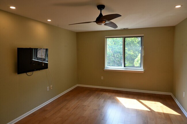 Building Photo - 2 Bedroom, 2 Bath Just listed in the Oak H...