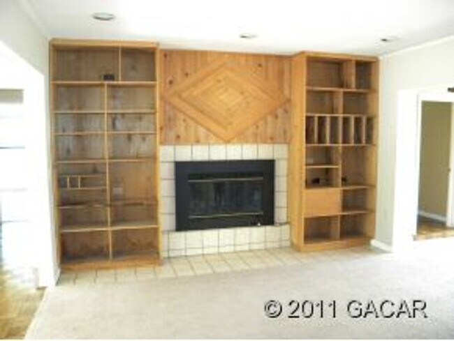 Building Photo - Black Acres-Three Bedroom, Two Bath 2068sf 1/2 mile to Law School or the Swamp