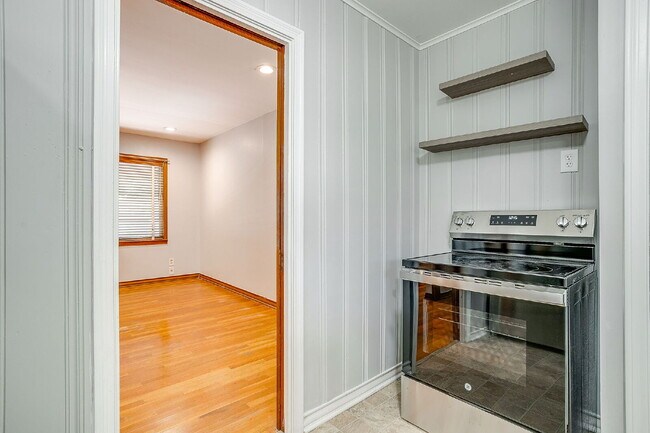 Building Photo - Historic 2 bed, 1 bath Apartment in Covete...