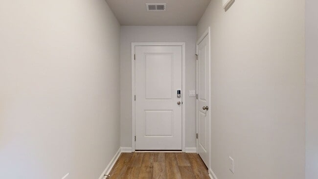 Building Photo - 4 bedroom Home in WATERSIDE!