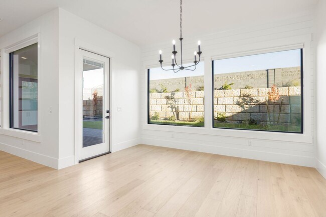 Building Photo - 6 bedroom with RV Garage and Hot Tub