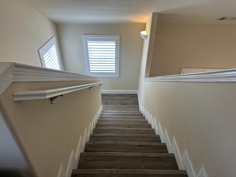 Building Photo - 5350 Dunlay Dr