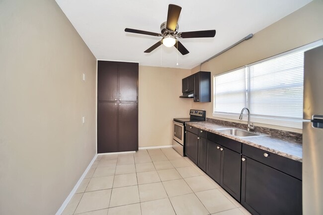 Building Photo - 1420 AVOCADO AVE #11