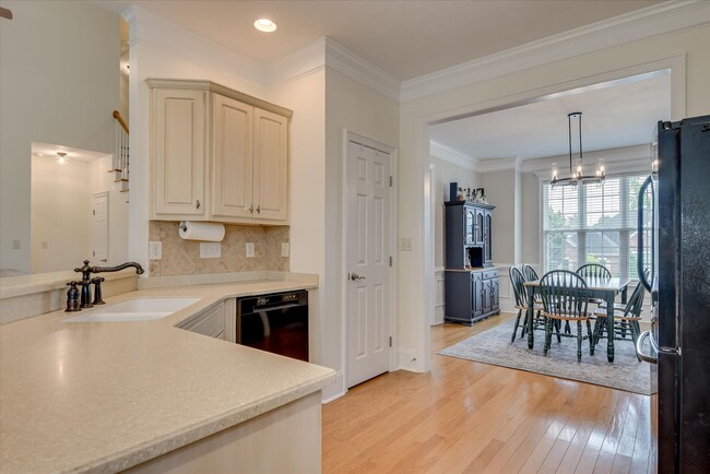 Building Photo - 5 Bed/3 Bath home with Primary Bedroom & a...