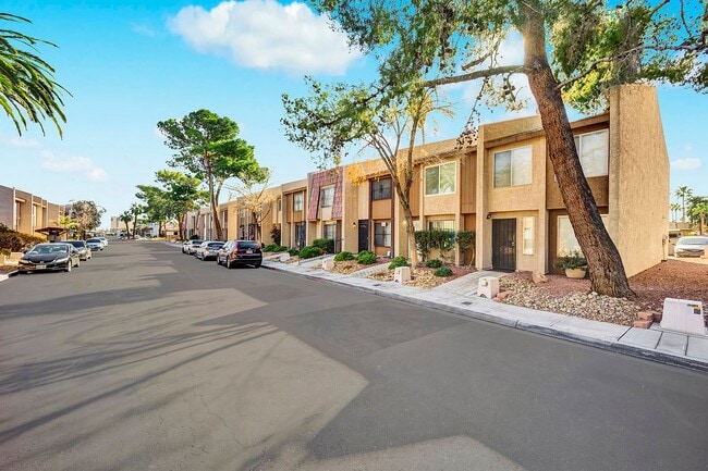 Building Photo - PARTIALLY FURNISHED 3 BEDROOM TOWNHOME NEAR CHINATOWN & STRIP