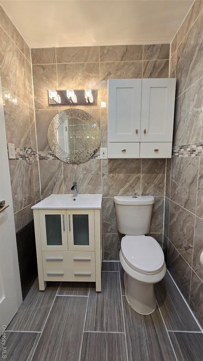 Building Photo - 74-11 85th Dr