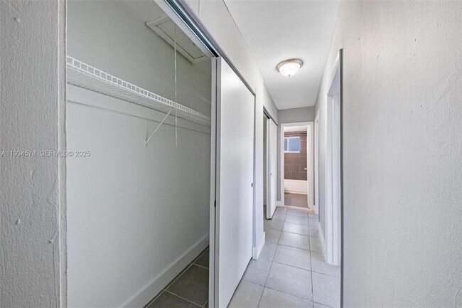 Building Photo - 1960 NE 161st St