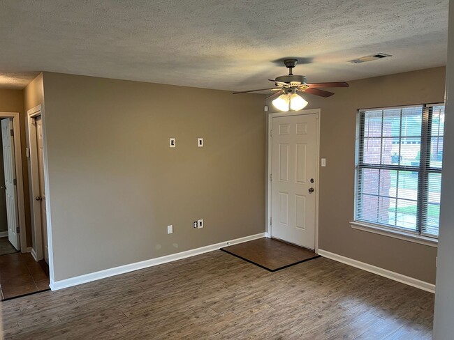 Building Photo - 3 Bed 2 Bath Home