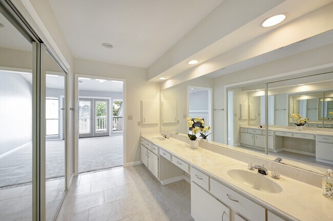 Building Photo - 2601 S Broadway St