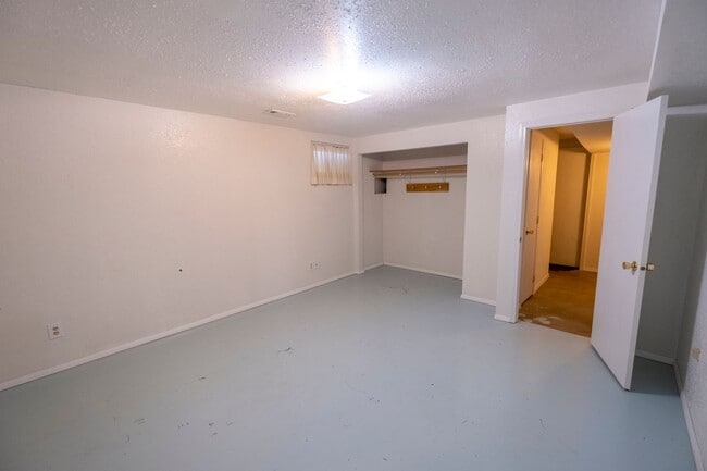 Building Photo - Cute Duplex in CDA