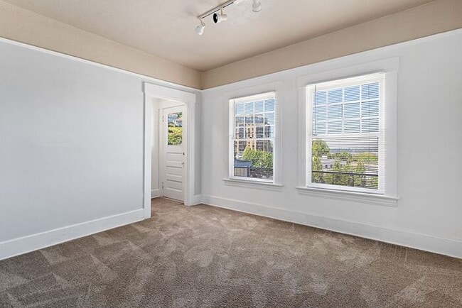 Building Photo - Large Studio apt close in SW! Pets OK!