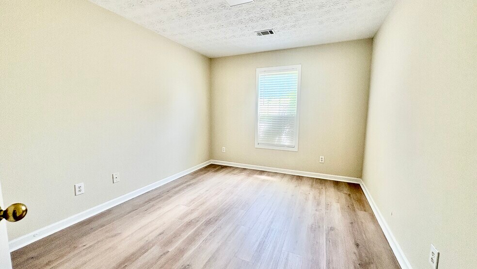 Building Photo - 2336 Pettit Dr
