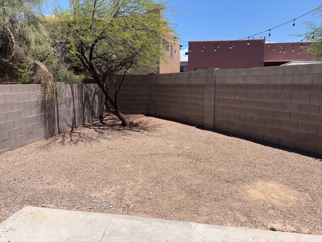 Building Photo - Must See 3 bedroom home! Near Downtown and...