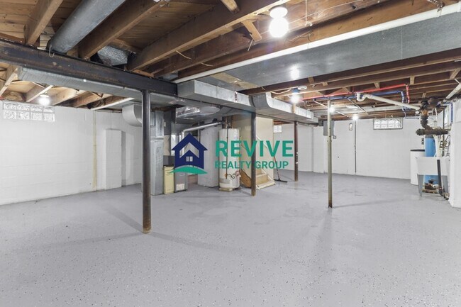 Building Photo - 131 Doremus Ave