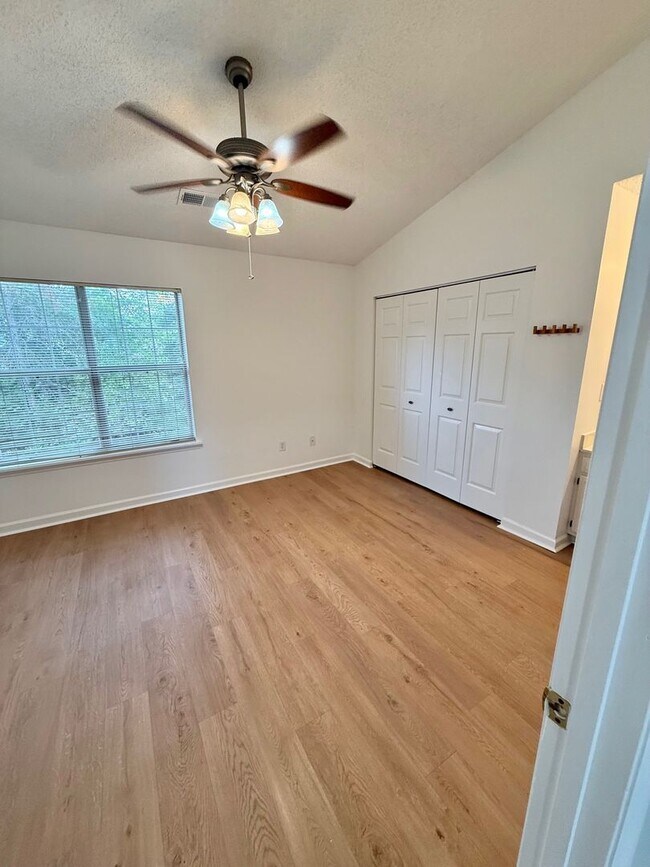 Building Photo - Fabulous Townhome in Prime Location – Comf...