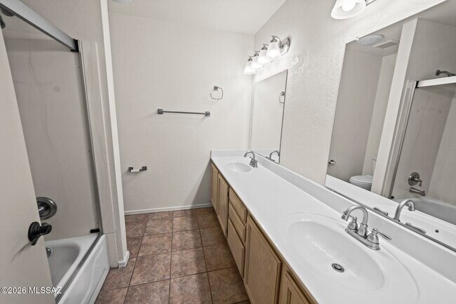 Building Photo - 3067 W Country Hill Dr